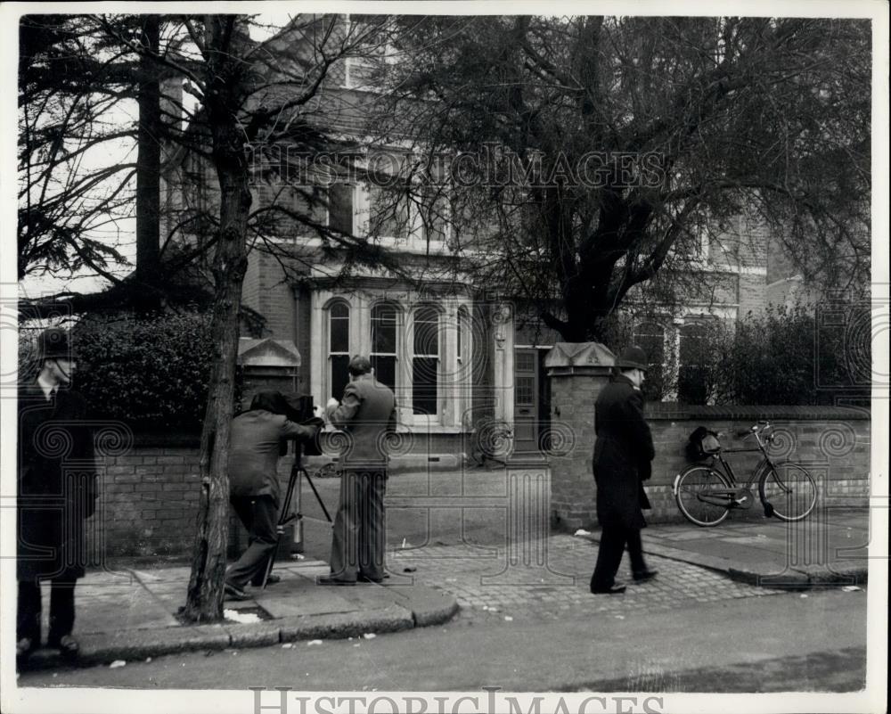 1954 Press Photo Investigating Double Murder At Old Folk&#39;s Home - Historic Images