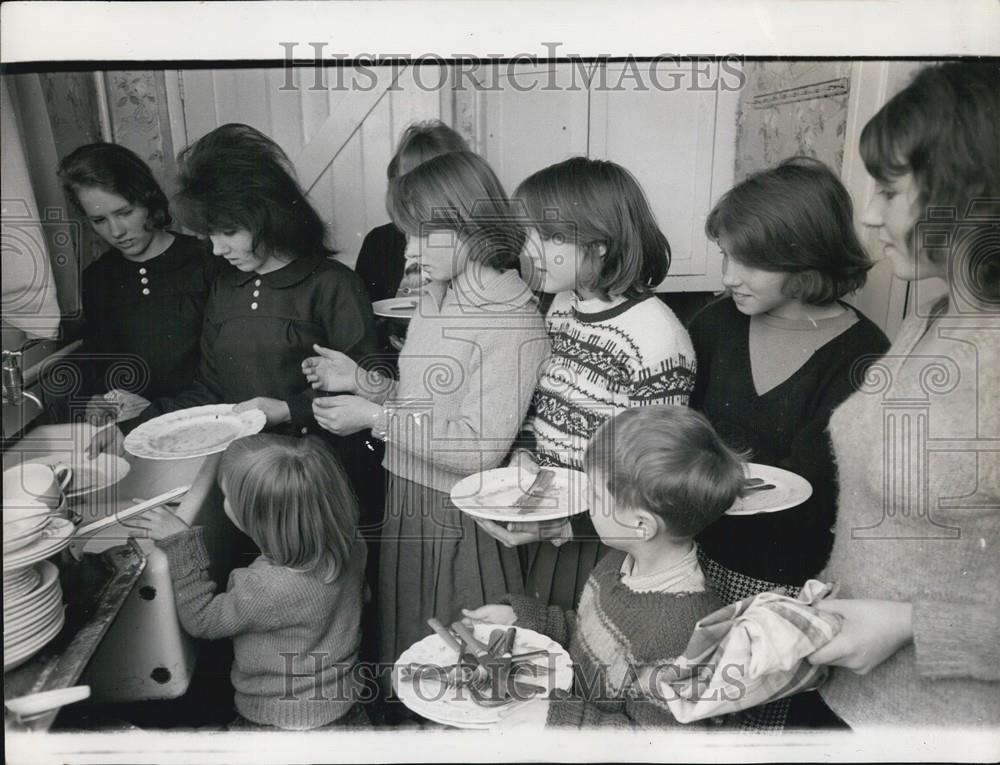 Press Photo Children and Adults waiting on Food - Historic Images