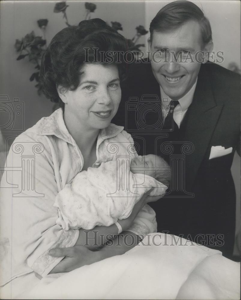 1963 Press Photo Dr. Roger Bannister and his newborn - Historic Images