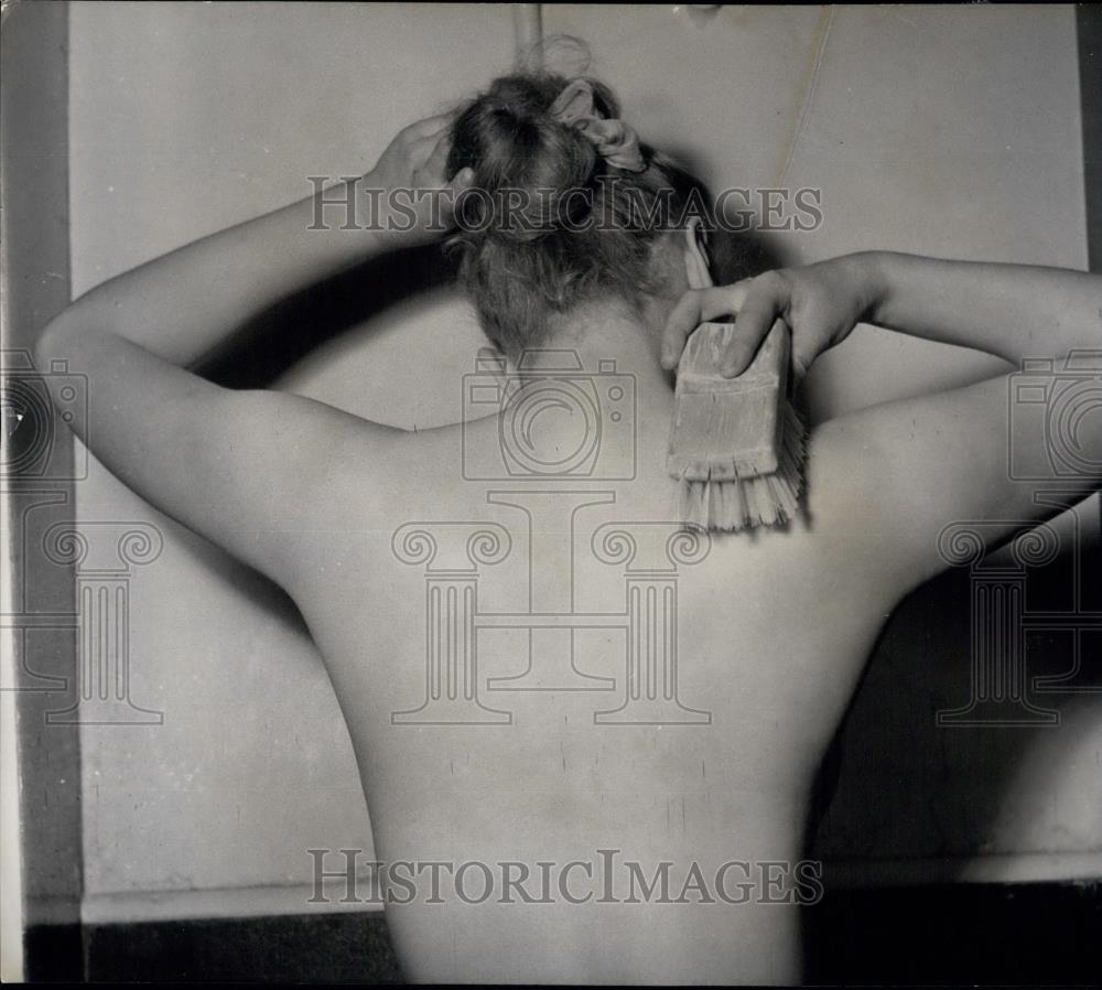 Press Photo Gay Clark, Cold Shower - Historic Images