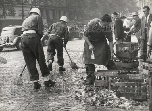Press Photo Due to strike soldiers clean streets - Historic Images