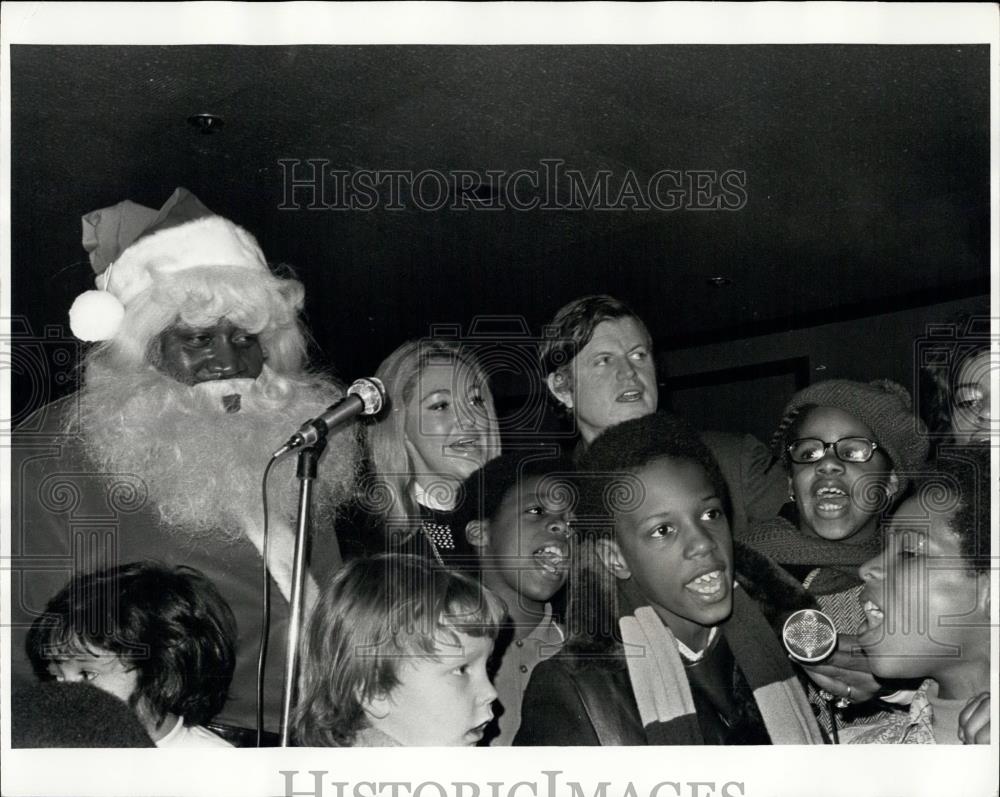 1972 Press Photo Kennedy's have Christmas Party for Kids of Beford Stuyvesant - Historic Images