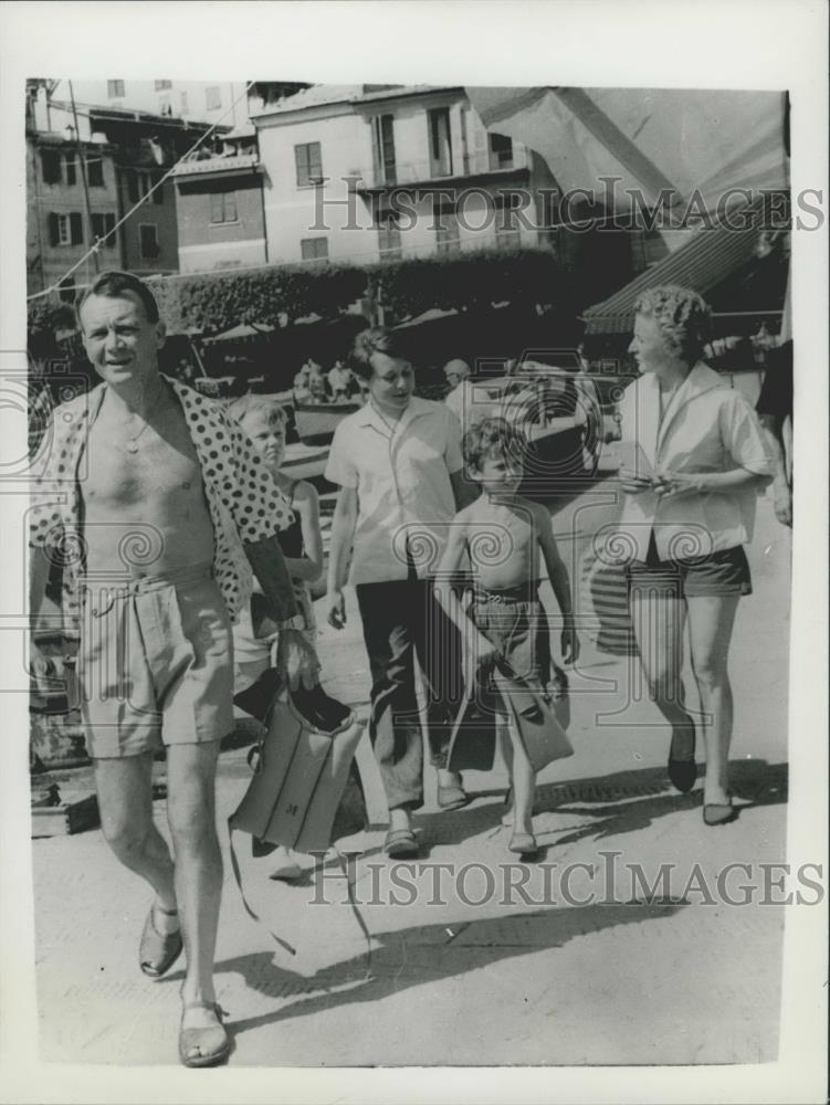 1958 Press Photo Actor John Mills & Family During Holiday In Italy - Historic Images
