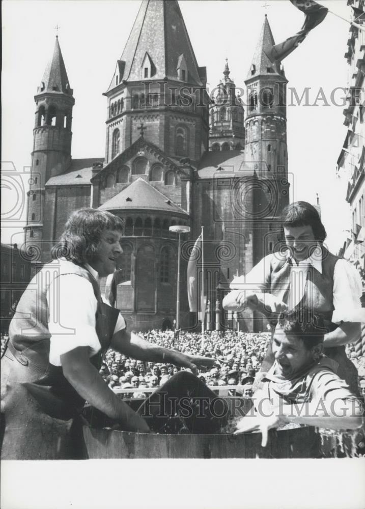 1962 Press Photo Nainz cathedral and 2000 yr anniversary celebration - Historic Images