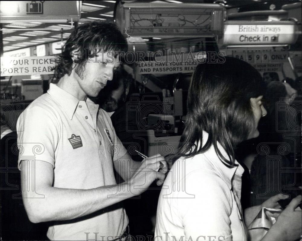 1976 Press Photo Mick Channon and soccer fan - Historic Images