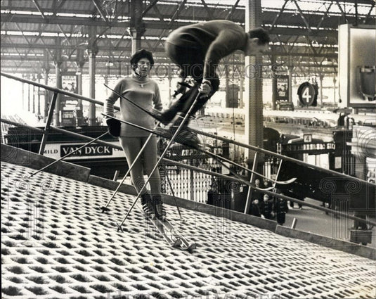 1967 Press Photo Dry" Ski Run at Waterloo Station: Ski with no snow - Historic Images