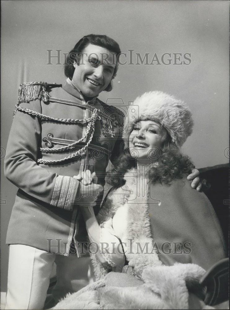 1977 Press Photo Jose Todaro and Maria Candido in "Volga" - Historic Images