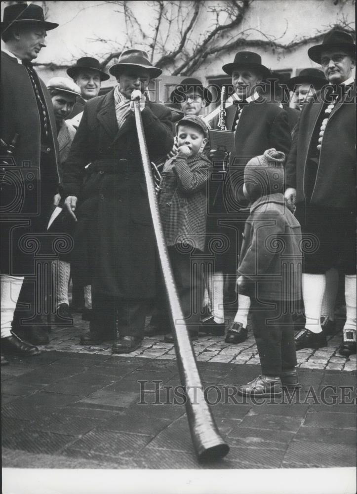 1960 Press Photo Anton Regler plays a shepherd&#39;s horn - Historic Images