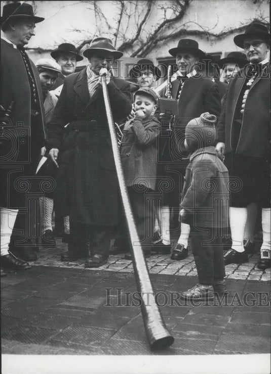 1960 Press Photo Anton Regler plays a shepherd's horn - Historic Images