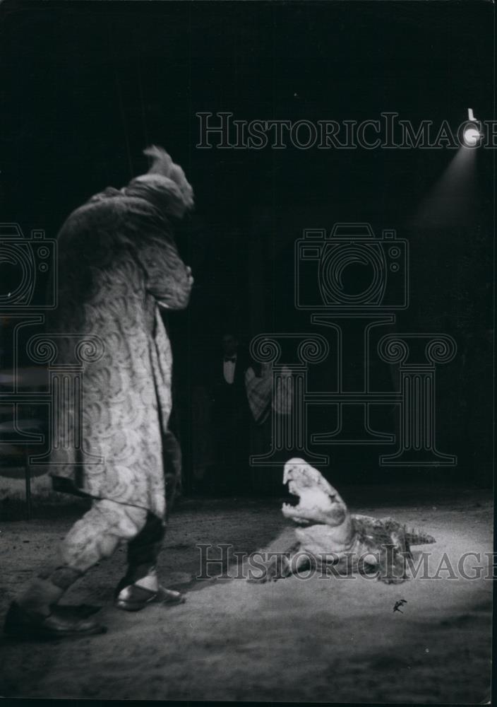 Press Photo Man Doing Show With Alligator - Historic Images