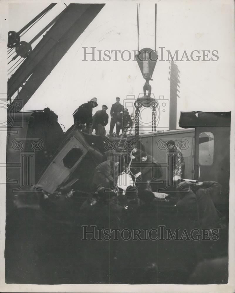 1957 Press Photo Rescue workers removing one of the victims of train crash - Historic Images