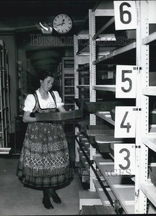 Press Photo Lady in a native costume - Historic Images