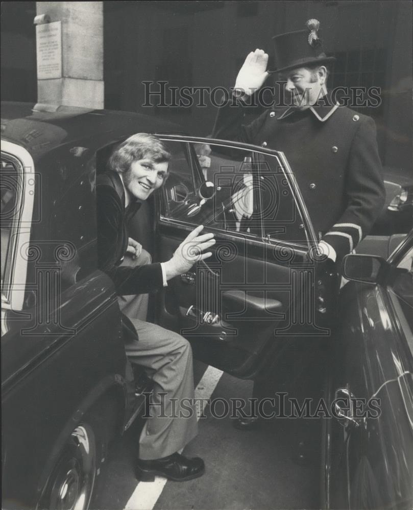 1976 Press Photo Max Quarterman the super hod carriers earns $400 a wk - Historic Images