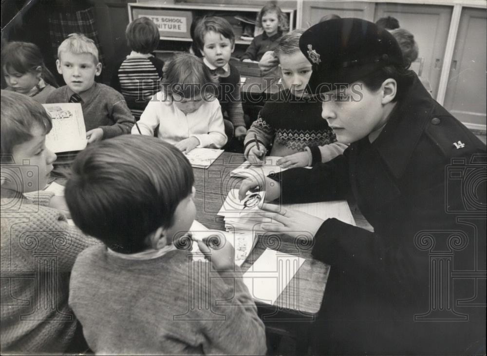 1966 Press Photo Policewomen Brenda Hunt and schoolchildren - Historic Images