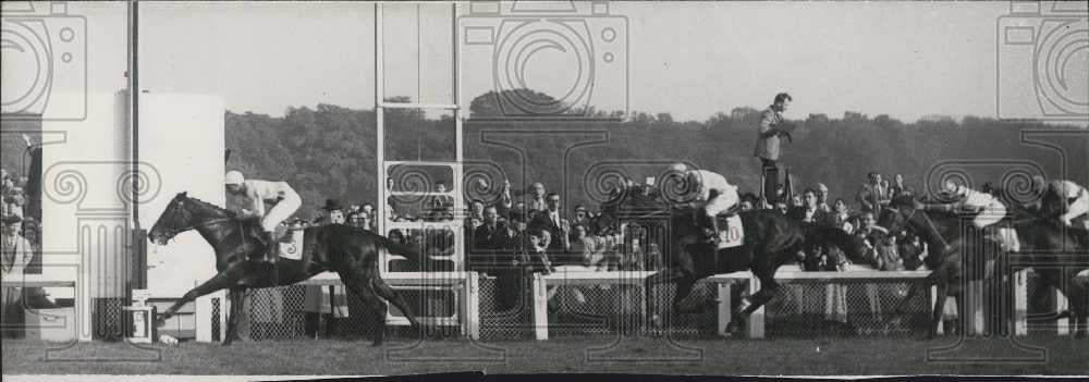 1951 Press Photo Horse "tatieme" leads at Grand Prix at Arc de Triomphe, France - Historic Images