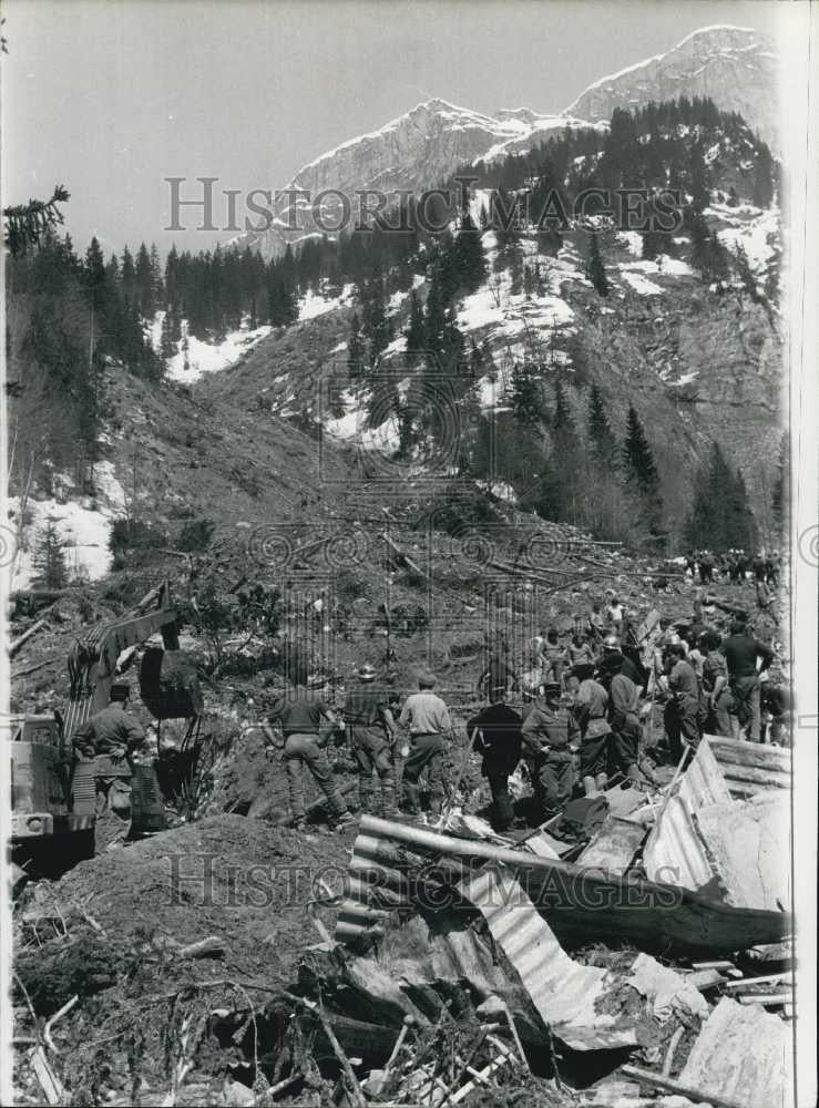Press Photo Disaster After Avalanche Claims 71 Victims - Historic Images