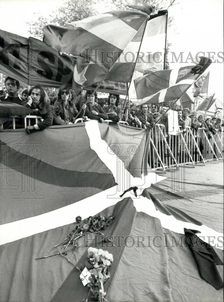 Press Photo Basque Flag Draped In Black Outside Spanish Embassy - Historic Images