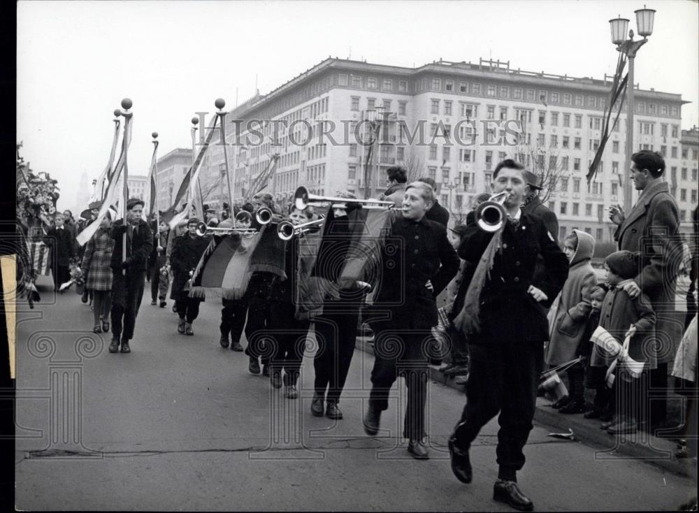 1958 Press Photo &#39;Youth pioneers&#39; are marching with fullforce in East Berlin - Historic Images