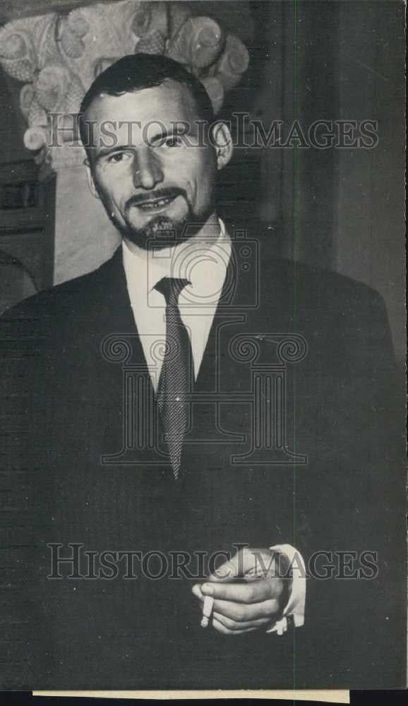 1960 Press Photo Mr. Lagillarde Declared Martial Law inside Algers Camp France - Historic Images