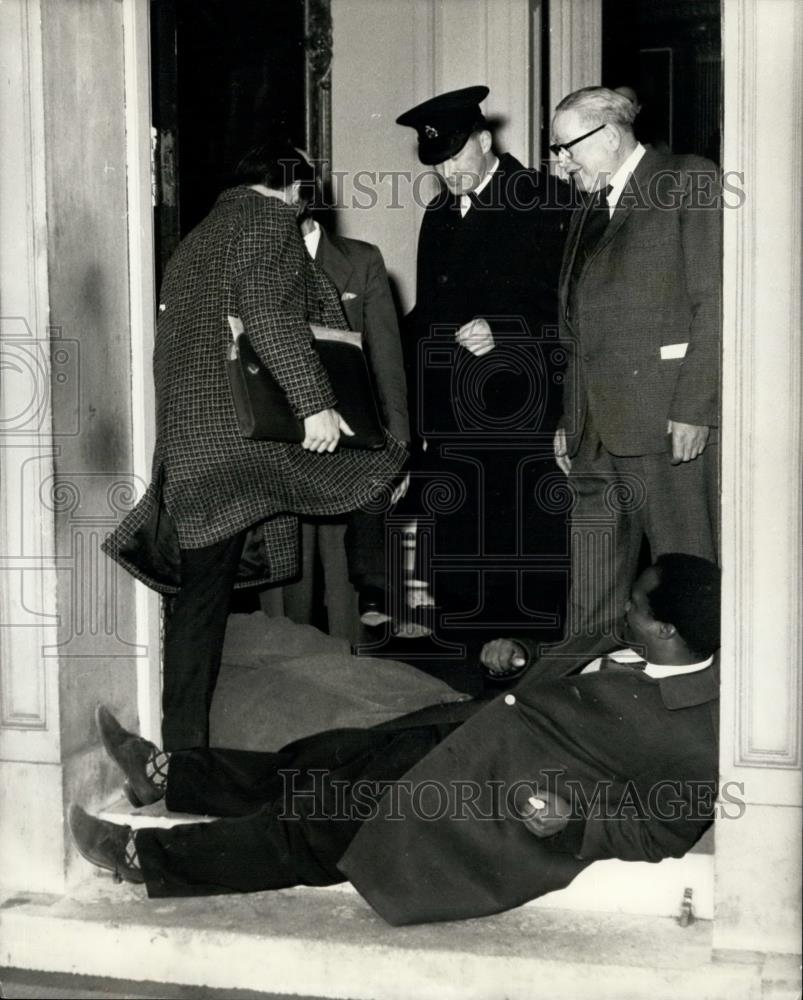 1968 Press Photo Police Remove Pickets at Marlborough House, London - Historic Images