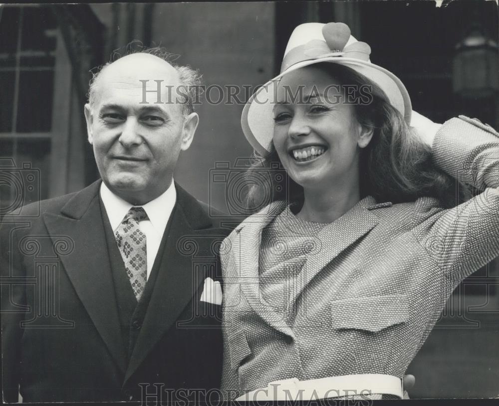 1972 Press Photo Sir Georg Solti, the famous conductor, pictured with his wife, - Historic Images
