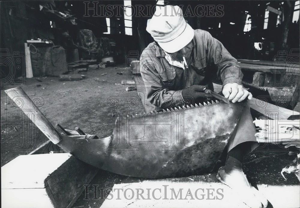 Press Photo Man Sharpening Old-fashioned Saw - Historic Images