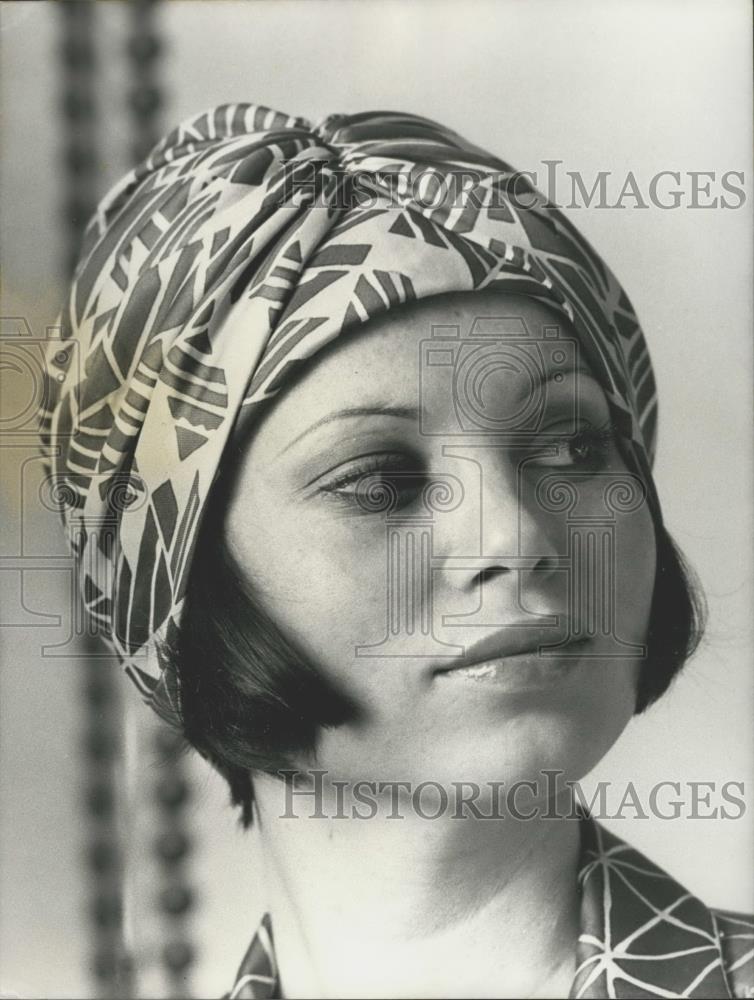 1974 Press Photo Printed Pink &amp; Green Turban by Carven - Historic Images