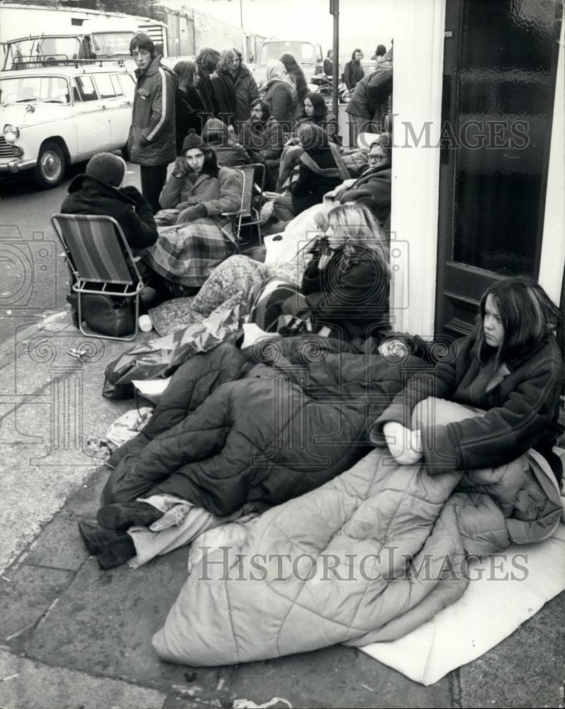 1975 Press Photo Many people queued For &quot;Hard To Let&quot; Flats in London - Historic Images