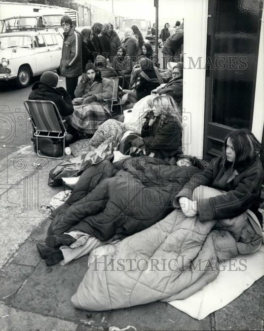 1975 Press Photo Many people queued For "Hard To Let" Flats in London - Historic Images