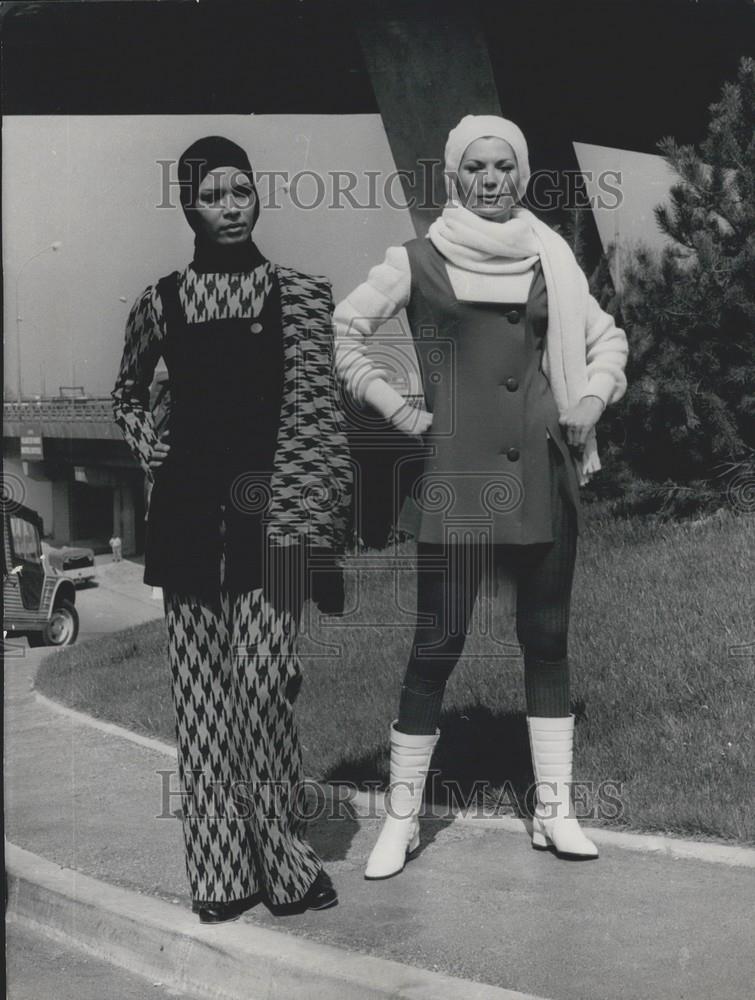 Press Photo; Jean Barthet's Leisure Models, Yolande (left) & Anne-Marie (right) - Historic Images