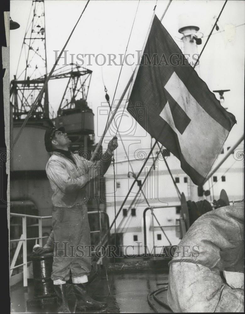 1956 Press Photo Man hoists the "European Flag" on the ship Hornkliff. - Historic Images