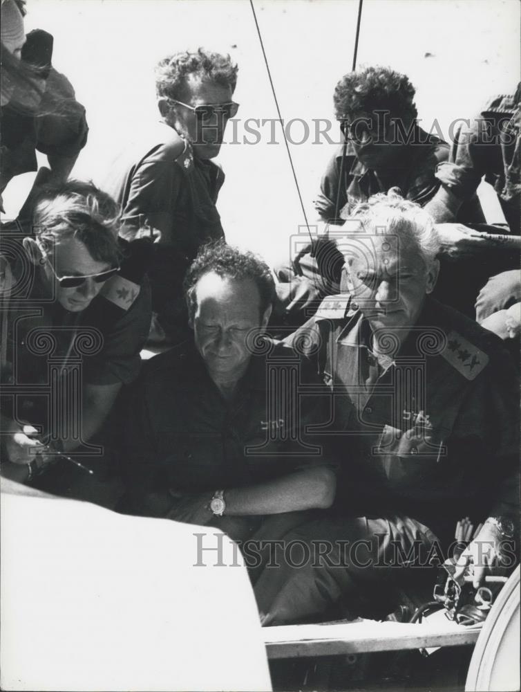 Press Photo Several Men Gather Around - Historic Images