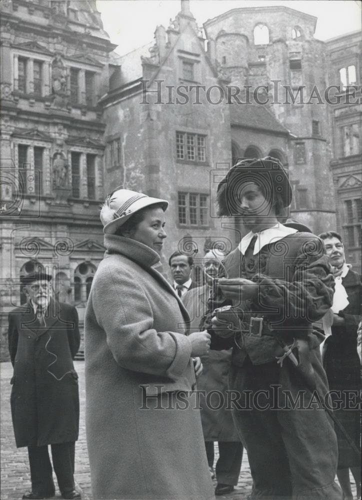 1960 Press Photo a guide in historical dress at Heidelberg Castle - Historic Images