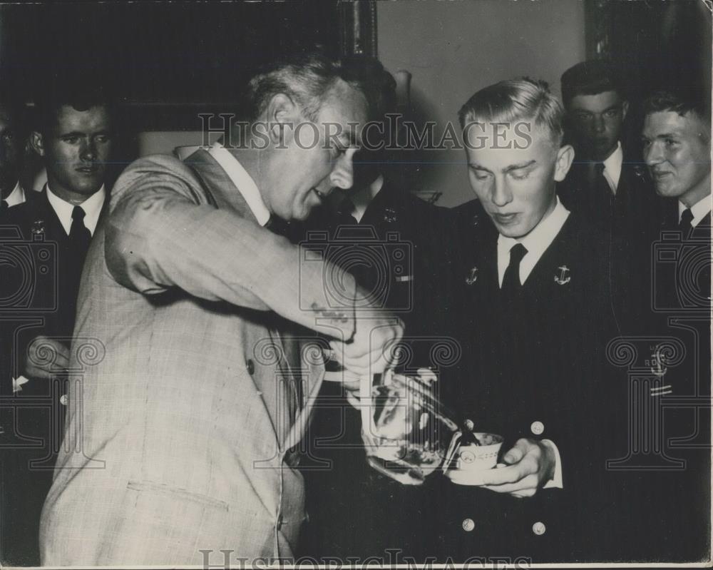 1955 Press Photo American Midshipmen visit home of first sea Lord - Historic Images