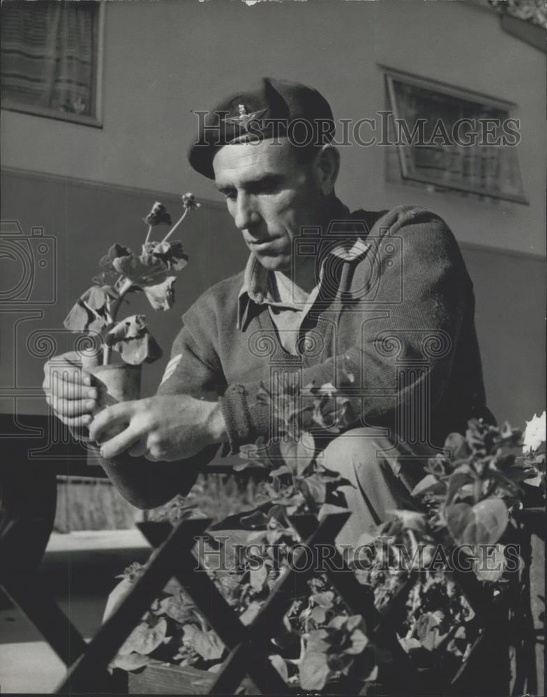 1959 Press Photo Sgt. Jim Sal in garden of his unit - Historic Images