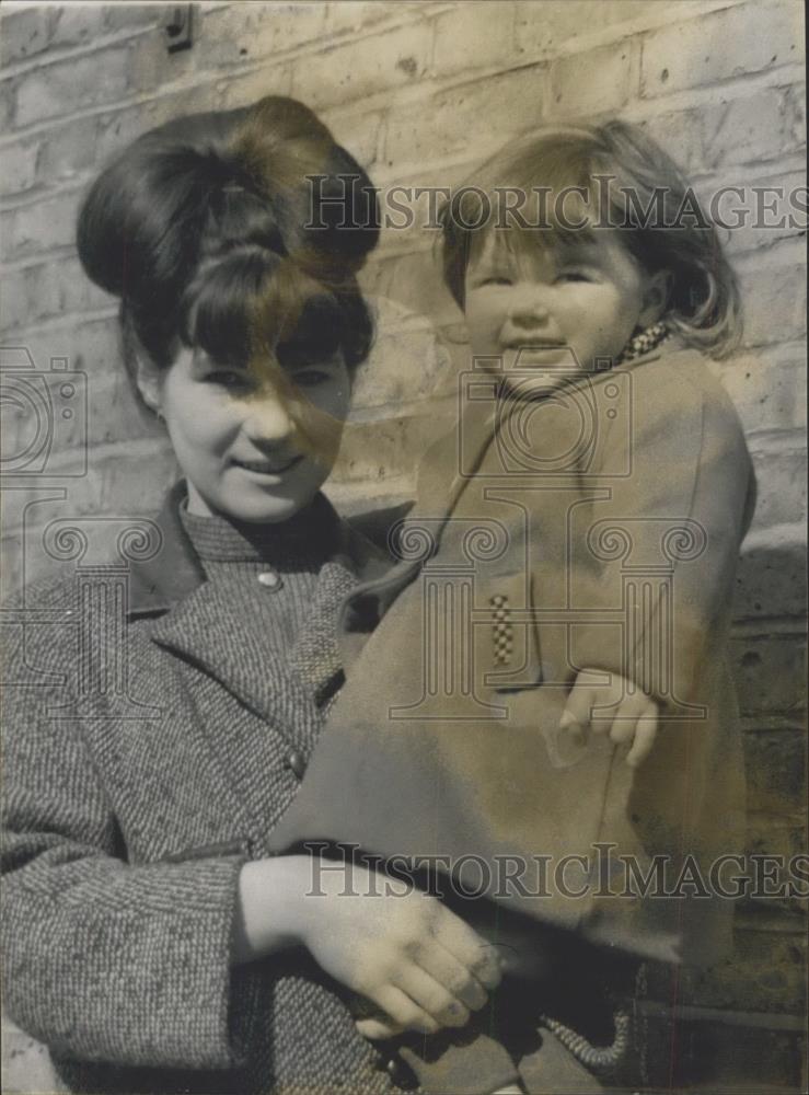 1964 Press Photo Mrs. Jean Duaneand daughter Carol in London - Historic Images