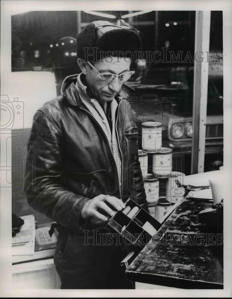 1966 Press Photo Harry Thomas, gas station manager looks at the cash drawers - Historic Images