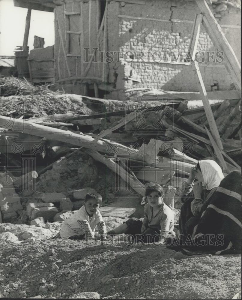 1971 Press Photo Survivors amid earthquake damage in Burdur,Turkey - Historic Images