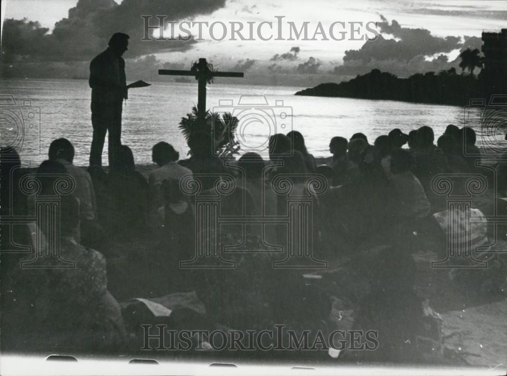 Press Photo Missionary Preaching In Istanbul On Beach During Sunset - Historic Images