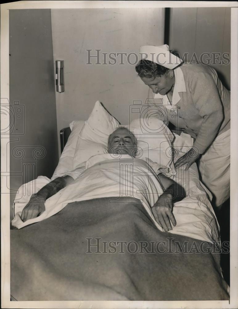 1940 Press Photo Geoffrey G Milford Attended to by Stewardess Louise Kirchner - Historic Images