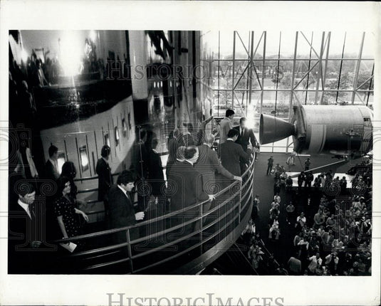 1981 Press Photo Prince Charles of Great Britain views Sky -lab capsule - Historic Images