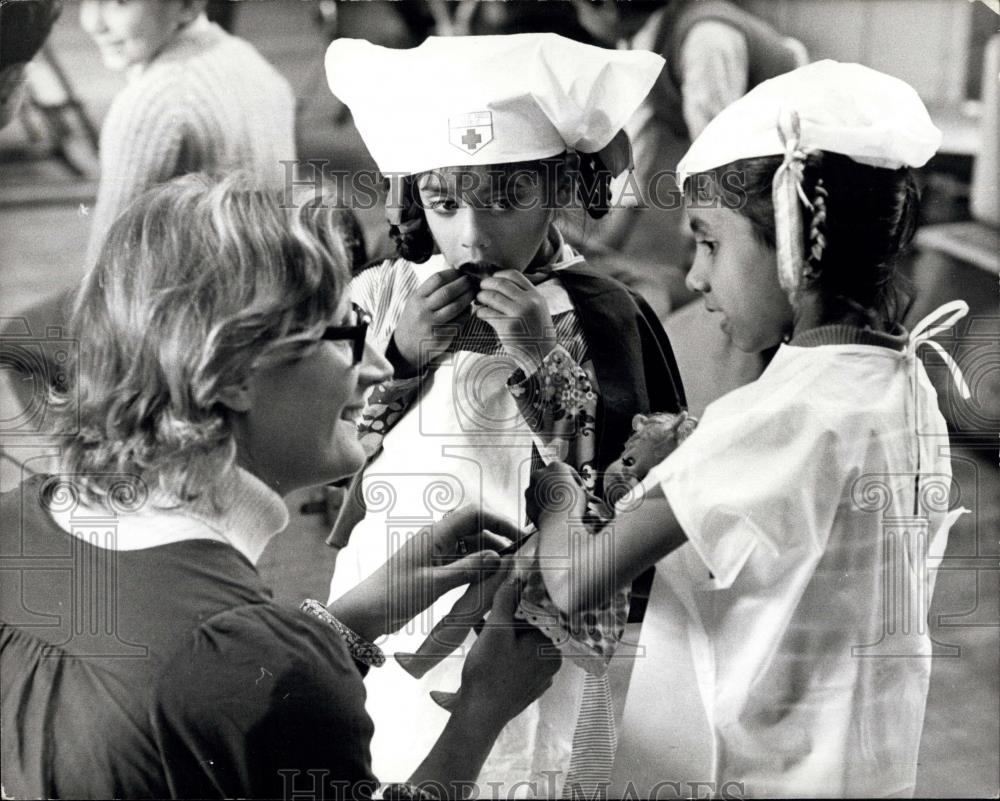 1973 Press Photo Indian and Pakistani children take English lessons - Historic Images