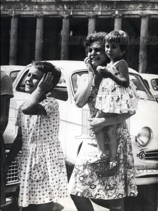 1962 Press Photo Neapolitan women and children in street during earthquake - Historic Images