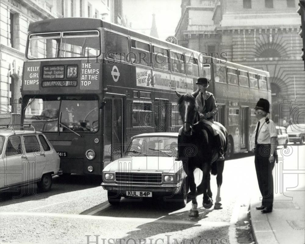 Press Photo Horse now arriving - Historic Images