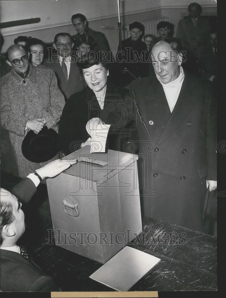 1954 Press Photo Mayor of Berlin casts vote in 1954 elections in Berlin. - Historic Images