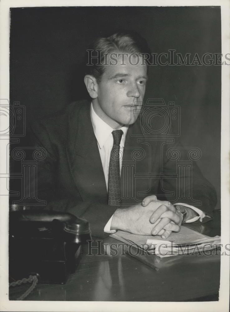 1966 Press Photo Chris Chataway prepares for his new role &quot;newscaster&quot; on TV - Historic Images