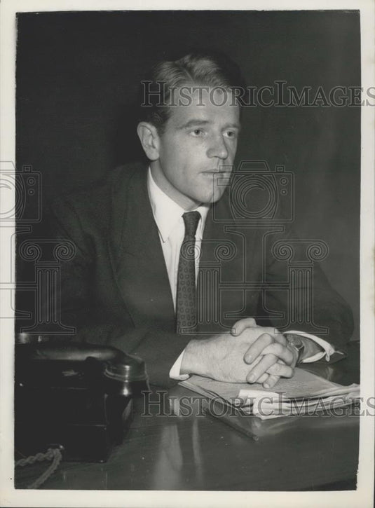 1966 Press Photo Chris Chataway prepares for his new role "newscaster" on TV - Historic Images