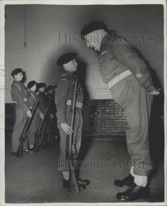 1954 Press Photo .S.M. Augustus Marshall & Michael Annison 14 yr old volunteer - Historic Images