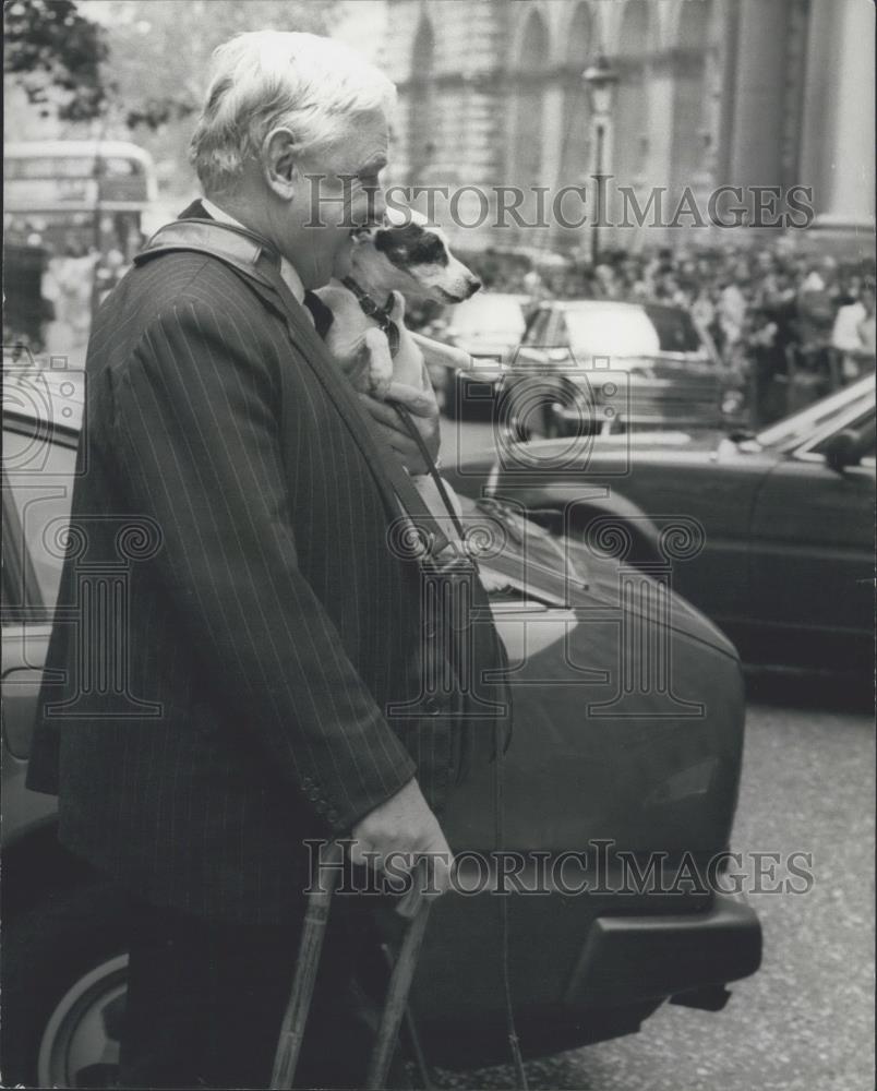 1980 Press Photo Lord Hailsham &amp; his dog mini leaving Downing street - Historic Images