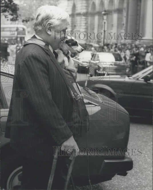 1980 Press Photo Lord Hailsham & his dog mini leaving Downing street - Historic Images